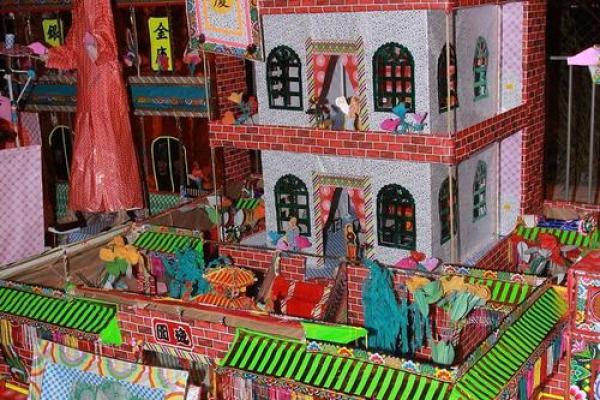 广州风水_广州一市民家门口摆风水祭祀品