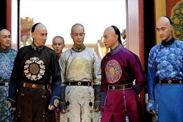 康熙帝拿出弘历的生辰八字，相士看后：是女必为娼，是男必为皇