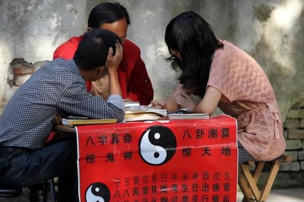 算命先生如何轻松判断你家有几口人？揭秘其背后的心理学技巧