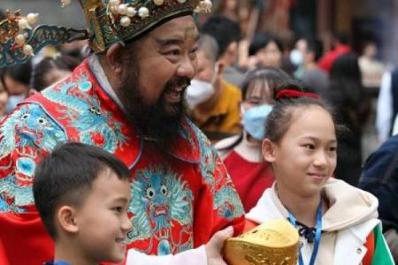 迎财神放鞭炮