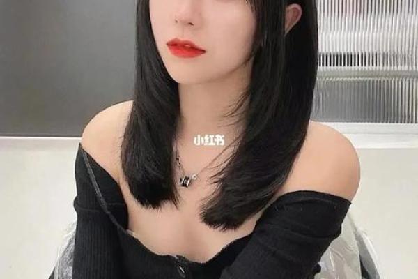 八字刘海锁骨发