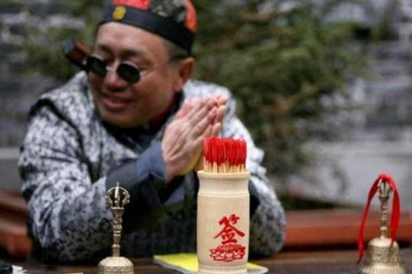 摇铜钱算命