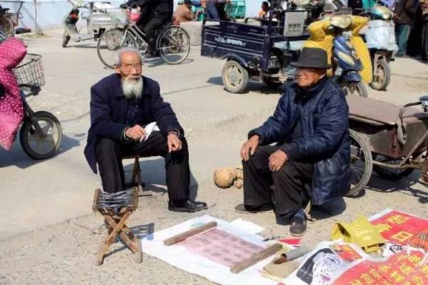 大哥的老丈人是算命先生，他只看了我一眼，就让大嫂对我格外照顾