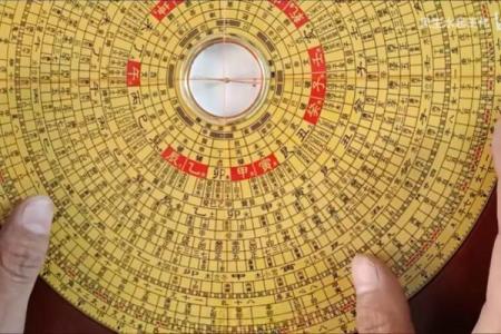 八十岁老人迷上周易大师 周易大师八字取名