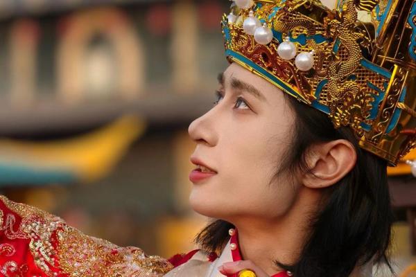 月老不管姻缘财神管歌曲 现在月老都不管姻缘了怎么回答？
