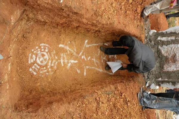 老坟动土有什么讲究(老坟动土有什么讲究和忌讳)