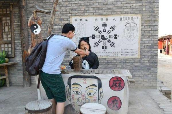 民间故事：村姑去算命，询问姻缘，算命仙：你丈夫正躺在大柳树下