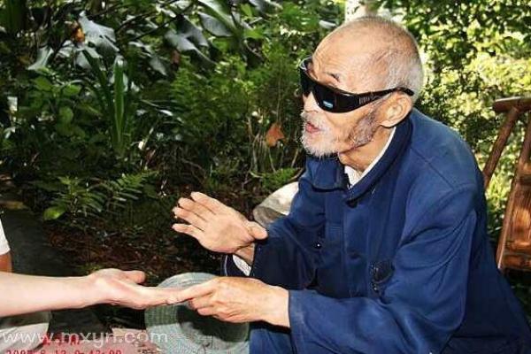 孕妇梦见算命的给别人算命