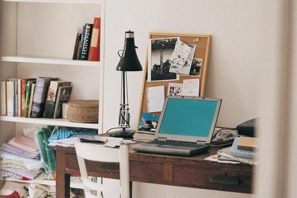 书桌的摆放风水_怎样摆放书桌上的东西 书桌的摆放风水_怎样摆放书桌上的东西