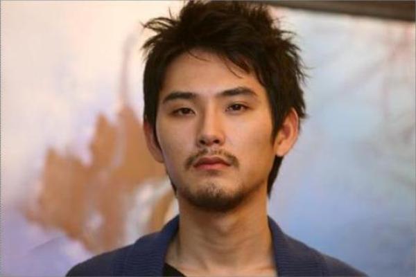 天生八字胡的男人面相命运 八字胡的男人面相解析