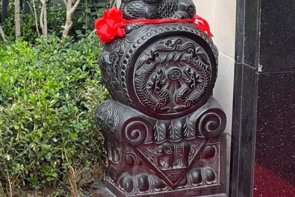 摆放狮子在大门风水起到招财作用